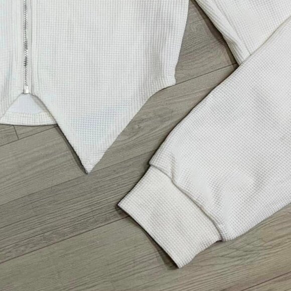 Feminine Cream Ribbed Cropped Top with Zipper - Picture 4 of 4